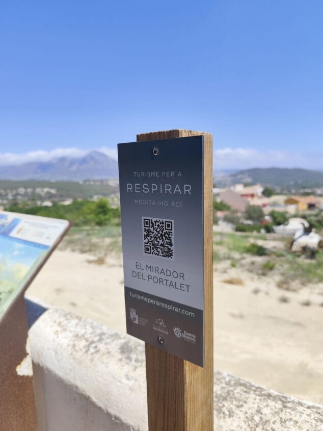 Imagen: Peana de la campaña con un QR a la meditación guiada de 'Turismo para respirar' de Benitatxell