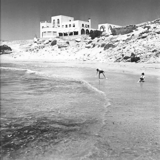El Parador de Ifach, el primer paraíso frente al mar de la Marina Alta y un hito del turismo de los años 30 1 Imagen: Playa del Cantal Roig de Calp en los años 1950 - Imagen del libro ‘Calp blanc i negre’