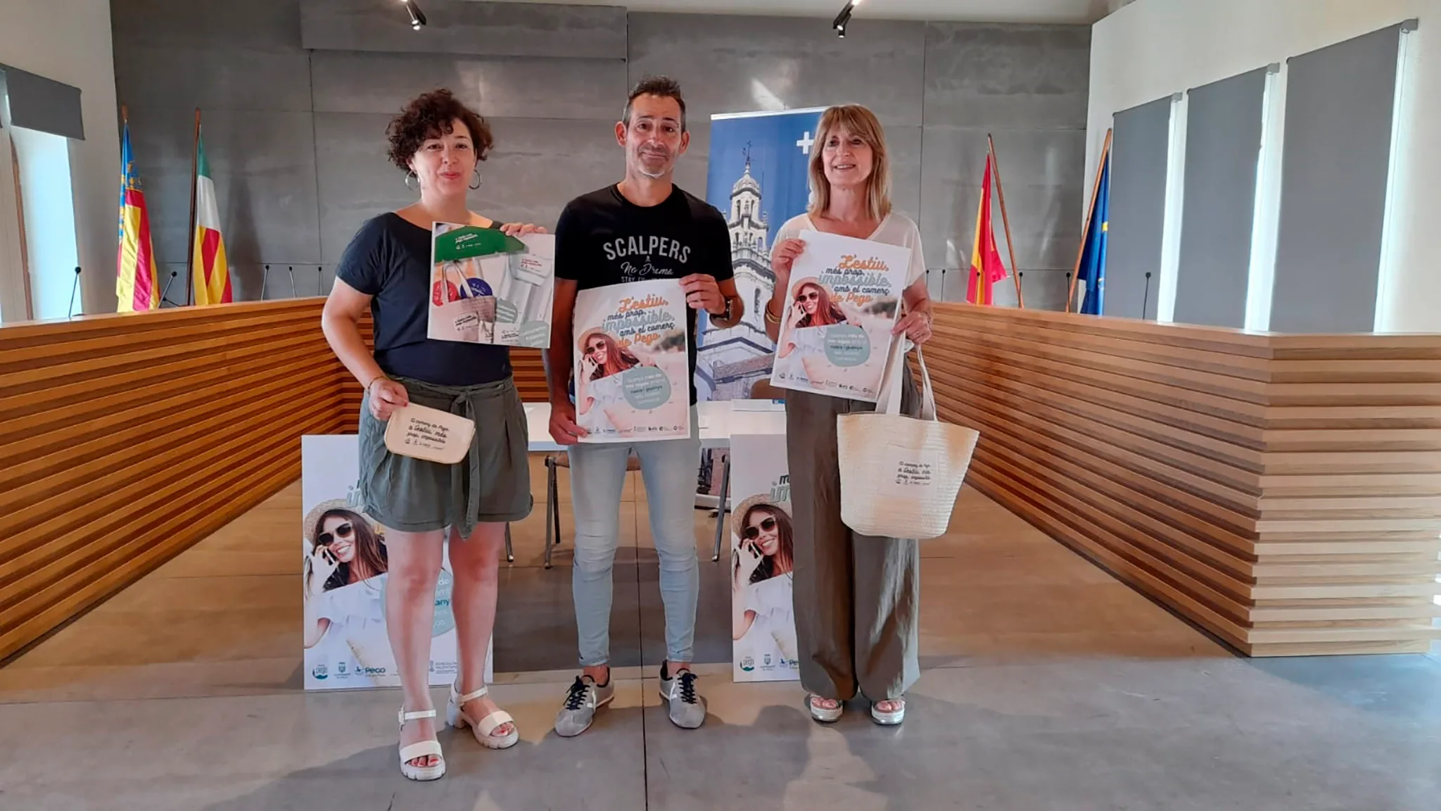 presentacion de la campana de comercio local durante el verano 2024 en pego
