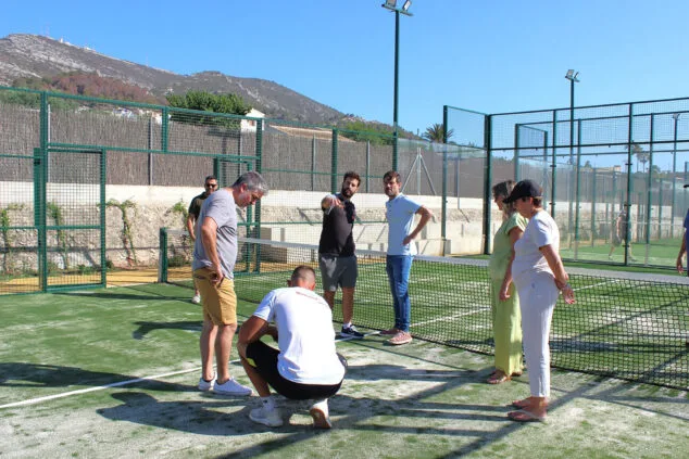 El Poble Nou de Benitatxell cuenta ya con tres nuevas pistas de pádel con gradas y una zona ajardinada 2 Imagen: Presentación de las nuevas pistas de pádel