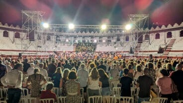 Público frente al escenario del Sonafilm en Ondara