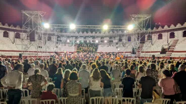 Público frente al escenario del Sonafilm en Ondara