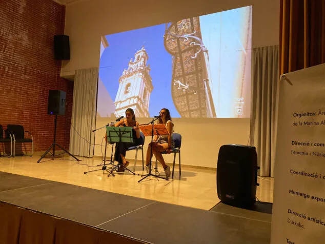 Imagen: Recital de poesía de la exposición 'Marinant Estellés' en Senija