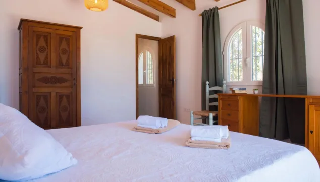 relajate en este dormitorio con cama doble y chimenea perfecto para noches acogedoras en villa los lobitos