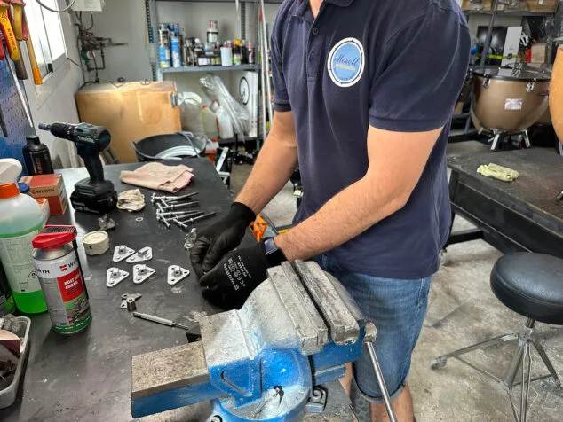 De ingeniero industrial a creador de un oficio único en toda España: el percusionista de Pedreguer que apostó por emprender 3 Imagen: Reparación de piezas en Morell Percussion