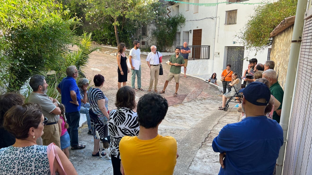 Reunión vecinal en Benirrama, la Vall de Gallinera