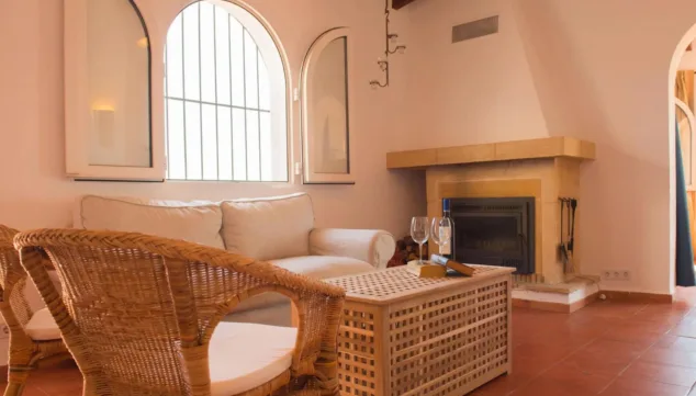 salon con vistas al hermoso jardin y equipado con una chimenea para las noches frescas