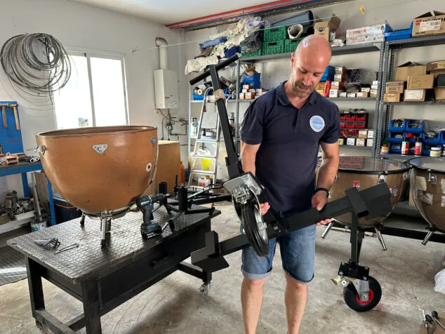 De ingeniero industrial a creador de un oficio único en toda España: el percusionista de Pedreguer que apostó por emprender 4 Imagen: Soporte fabricado por Alex Morell