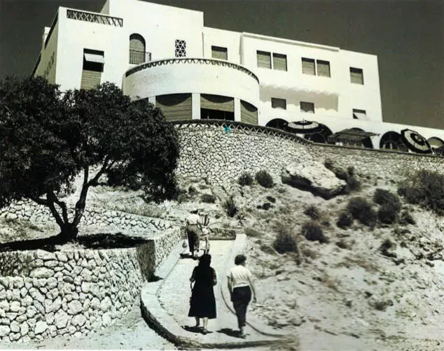 El Parador de Ifach, el primer paraíso frente al mar de la Marina Alta y un hito del turismo de los años 30 3 Imagen: Subida al Parador de Ifach desde la playa - Imagen del libro ‘Calp blanc i negre’