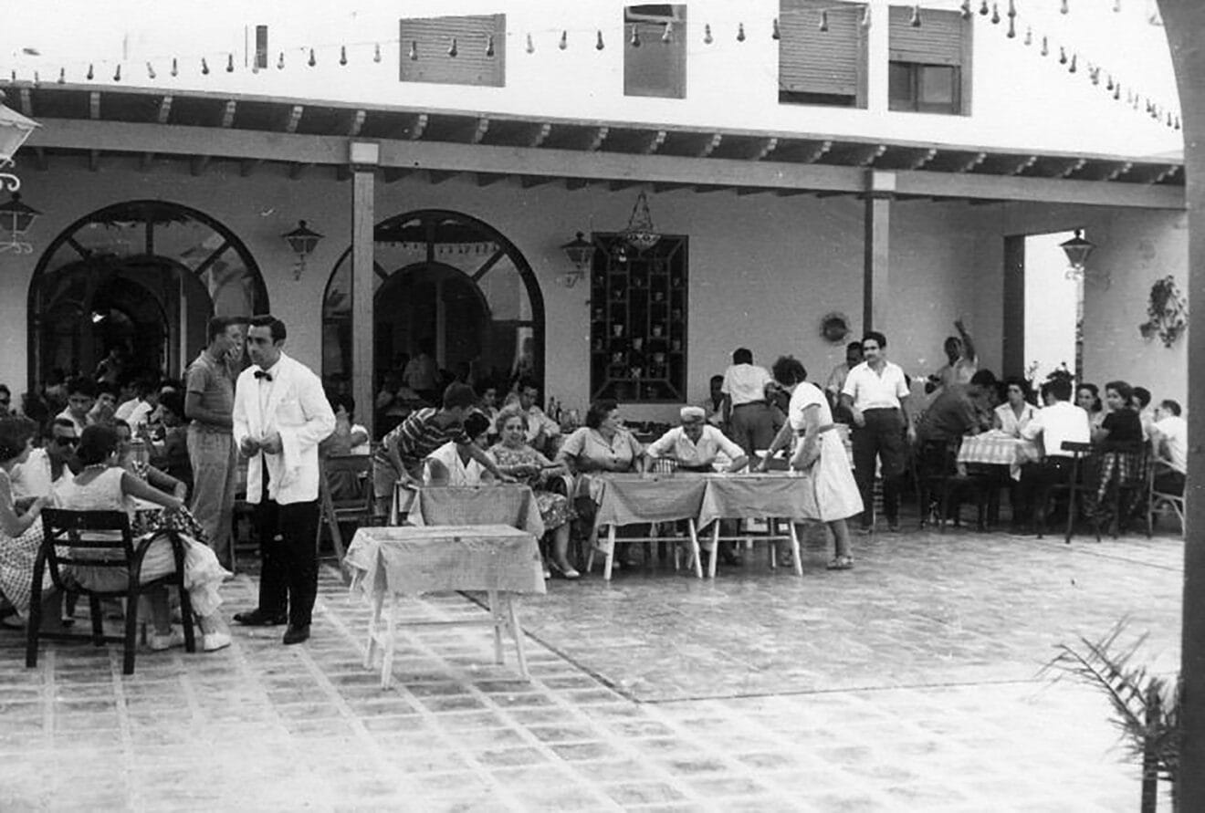 Terraza llena en el Parador de Ifach - Archivo de Virginia Valcárcel García