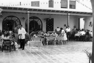 Terraza llena en el Parador de Ifach – Archivo de Virginia Valcárcel García