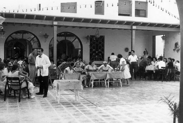 El Parador de Ifach, el primer paraíso frente al mar de la Marina Alta y un hito del turismo de los años 30 10 Imagen: Terraza llena en el Parador de Ifach - Archivo de Virginia Valcárcel García