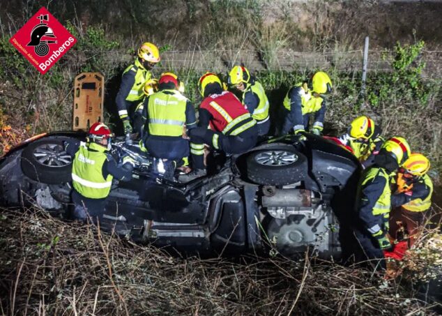 Imagen: Vehículo accidentado en Ondara fuera de la calzada