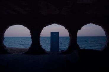 Ventanas del Club Social en la Cala La Manzanera de Calp en el videoclip de Aitana