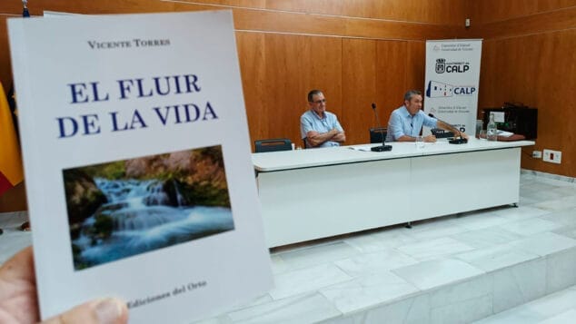 Imagen: Vicente Torres y César Evangelio durante la presentación de 'El fluir de la vida'