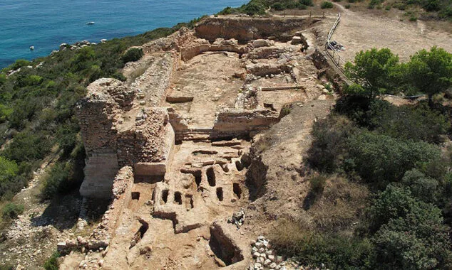 Imagen: Vista aérea de los restos de la iglesia medieval de Ifach. Archivo Gráfico MARQ.