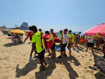 Momento del simulacro en la playa del Arenal de Calp