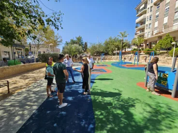 Ana Sala y los ediles Juan Manuel del Pino y Guillermo Sendra en su visita al parque infantil