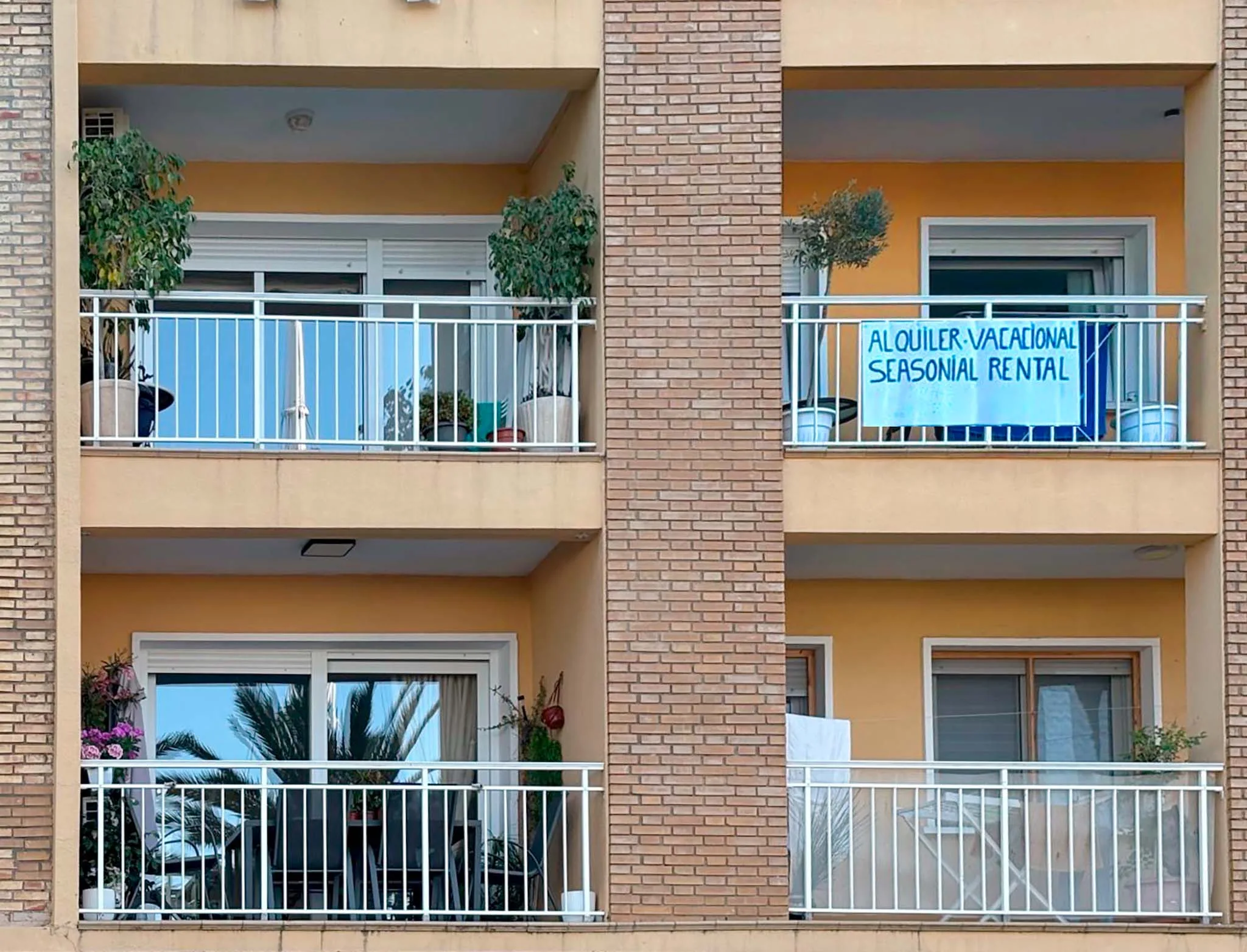anuncio de un apartamento para alquiler vacacional en denia