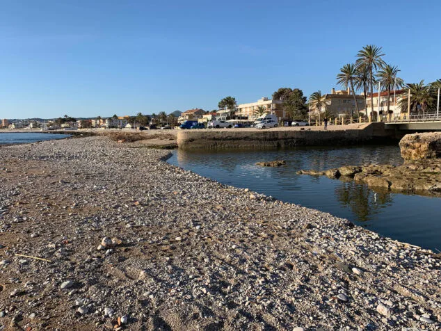 Imagen: Barrera de grava en la desembocadura del río Gorgos en Xàbia
