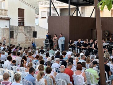 Basili Salort, alcalde del Veger, en su discurso de inauguración de la plaza