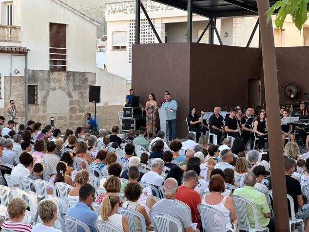 Imagen: Basili Salort, alcalde del Veger, en su discurso de inauguración de la plaza