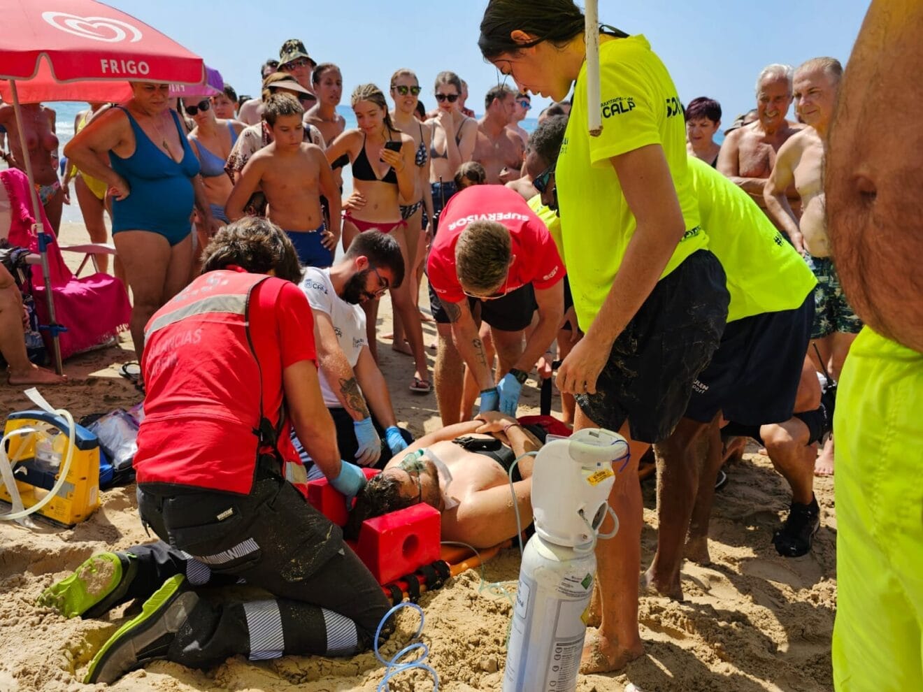 Atención del servicio de socorrismo durante el simulacro de rescate en Calp