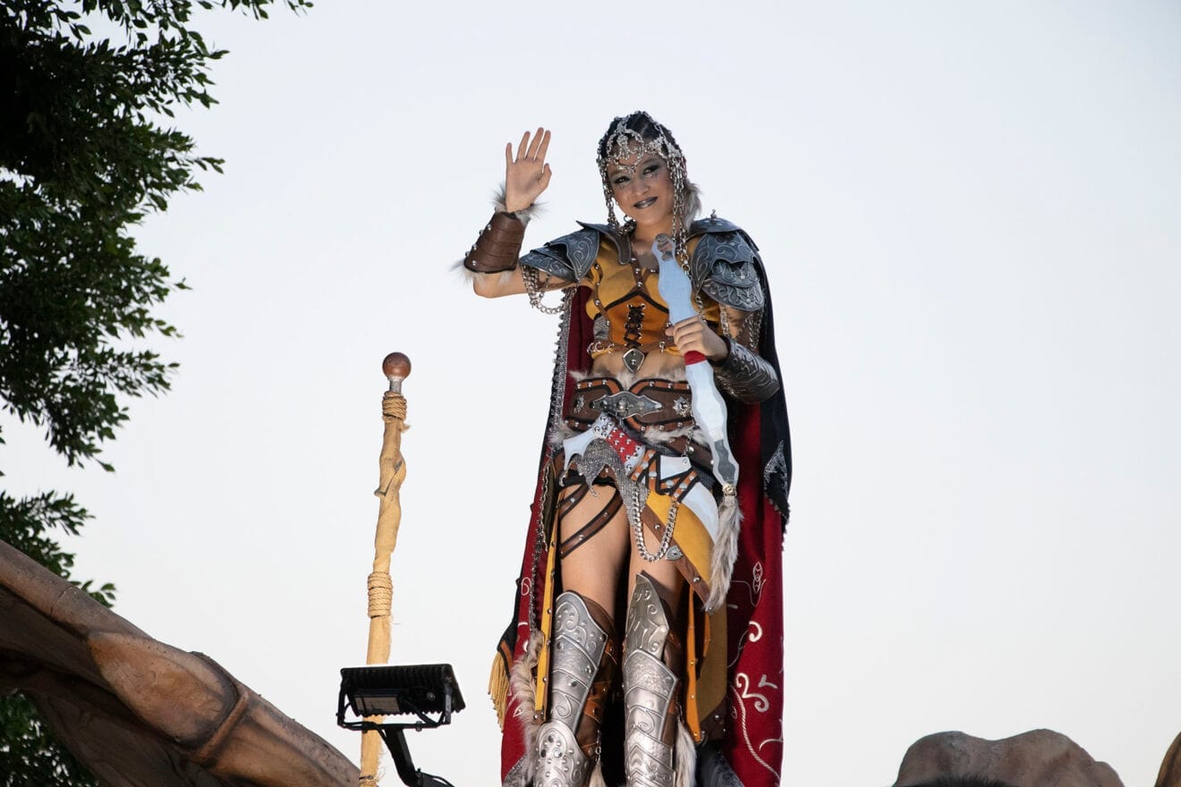 Carroza de la capitanía cristiana Kinta Filà del desfile de Moros y Cristianos Els Poblets 2024