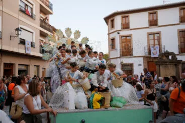 Carrozas y grupos a pie en las fiestas de Gata 2024 160