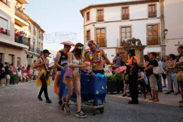 Carrozas y grupos a pie en las fiestas de Gata 2024 25