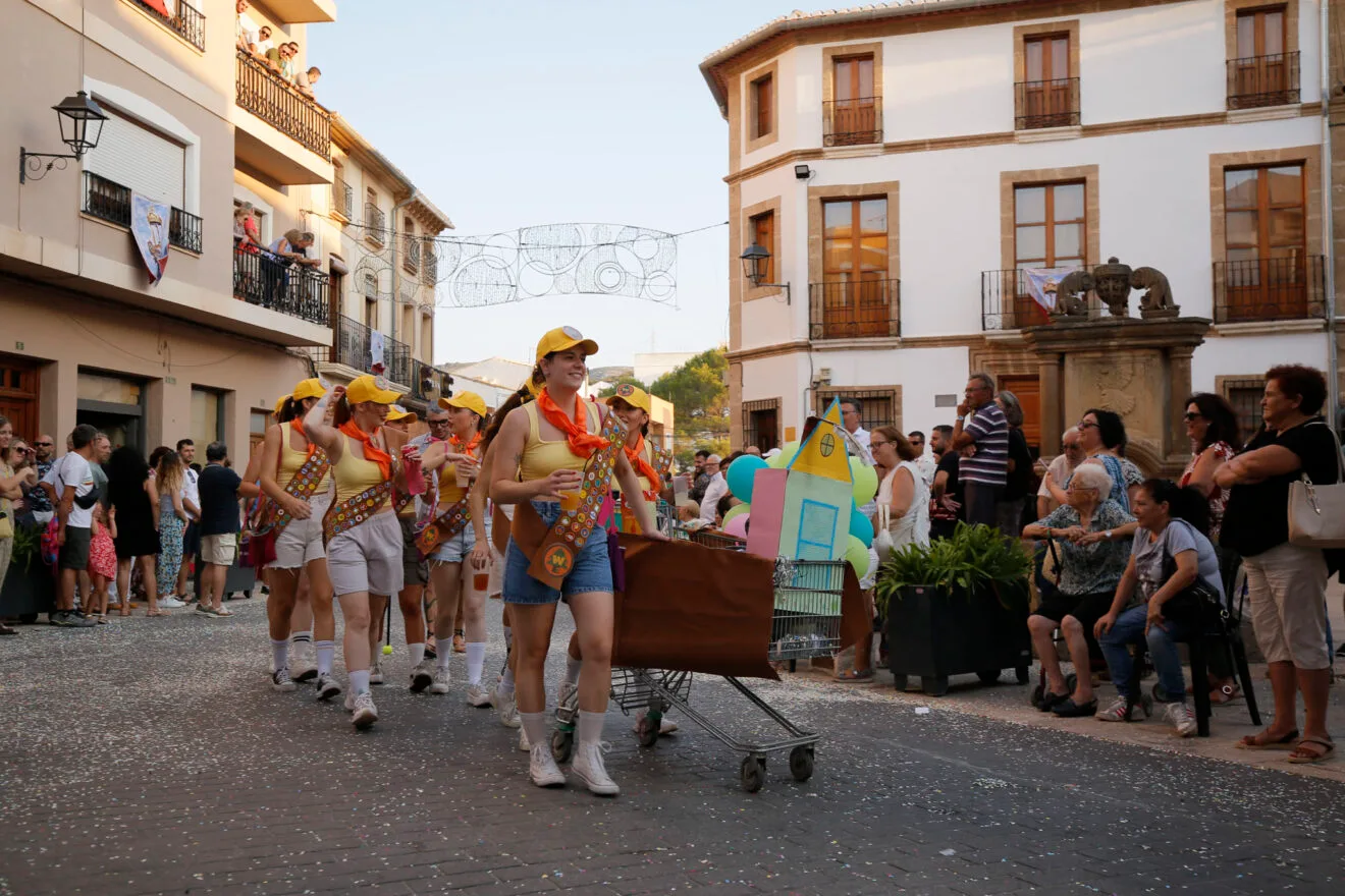 Carrozas y grupos a pie en las fiestas de Gata 2024 37