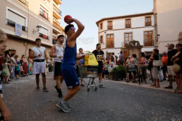 Carrozas y grupos a pie en las fiestas de Gata 2024 60