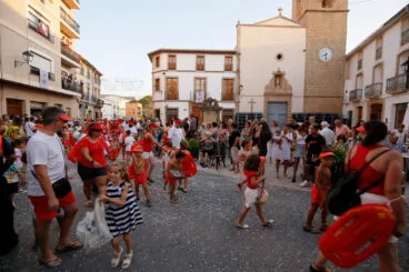 Carrozas y grupos a pie en las fiestas de Gata 2024 94