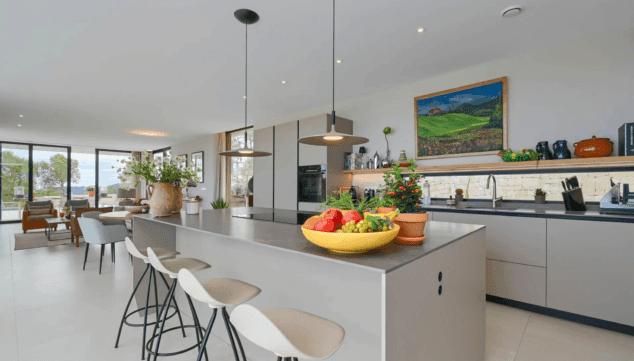 Villa Casa de Romero: la escapada de lujo perfecta en Jávea con grandes comodidades y vistas privilegiadas 3 cocina americana con electrodomesticos de alta gama