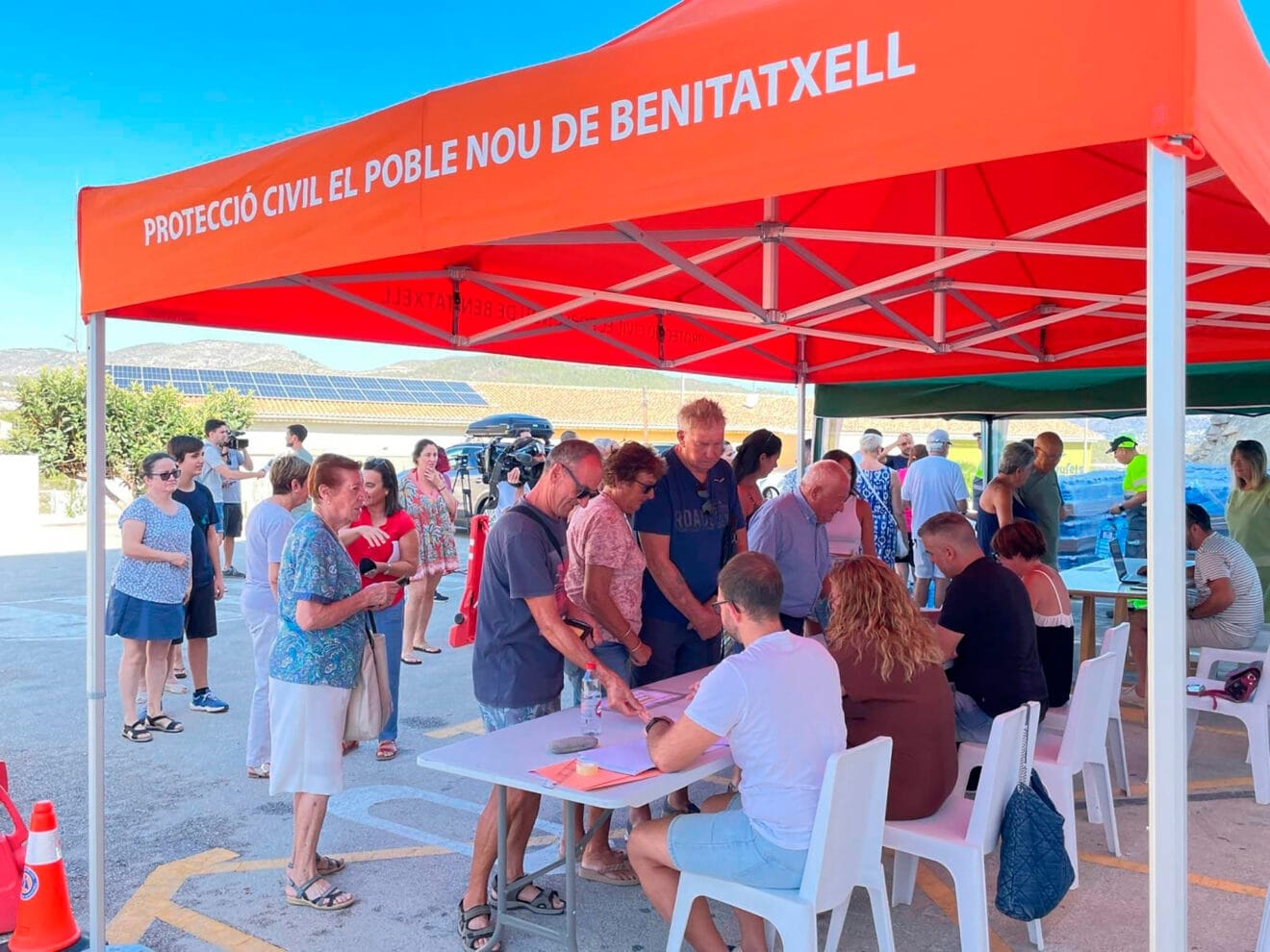 Cola para el suministro de garrafas de agua en Benitatxell