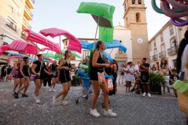 comparsa de paracaidistas en el desfile de carrozas de gata de gorgos este 2024
