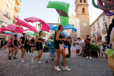 Comparsa de paracaidistas en el desfile de carrozas de Gata de Gorgos este 2024