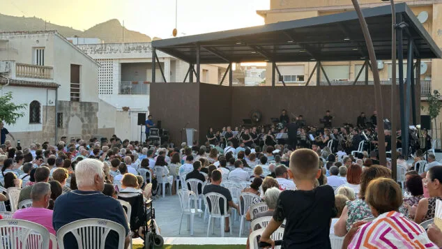 Imagen: Concierto de l'Associació Musical El Verger en la nueva plaza Concepció Miquel Giner