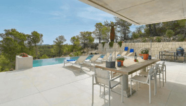 Disfruta de comidas y cenas al aire libre con increíbles vistas al Montgó