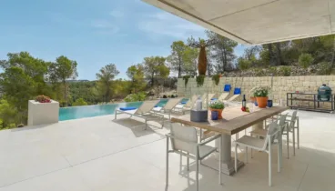 Disfruta de comidas y cenas al aire libre con increíbles vistas al Montgó