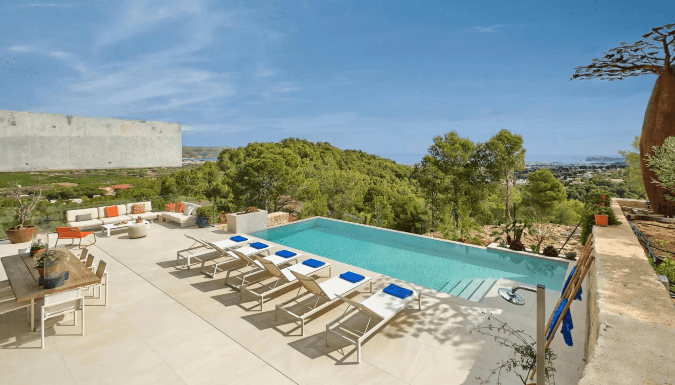 Disfruta en esta espectacular piscina con hamacas con vistas al Montgó
