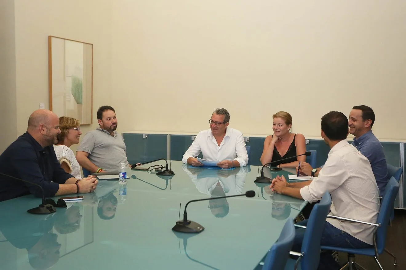 El presidente Toni Pérez se reúne con alcaldes de algunos de los municipios afectados para buscar soluciones a un problema que se agrava en verano