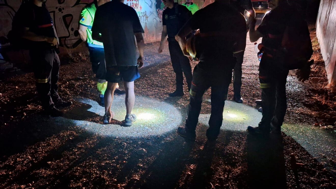 El senderista herido rescatado en El Verger junto a las autoridades