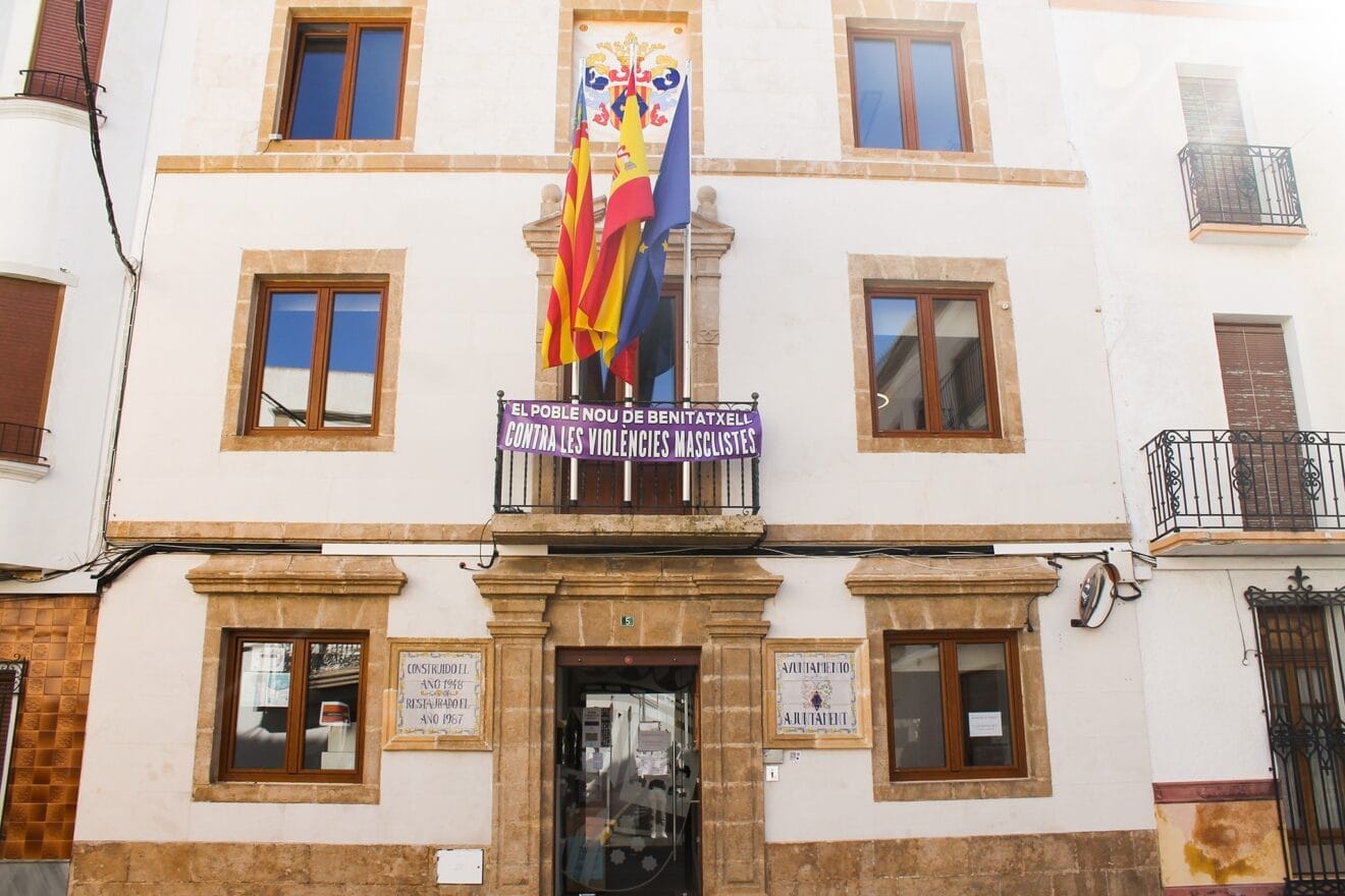 Fachada del ayuntamiento de Benitatxell
