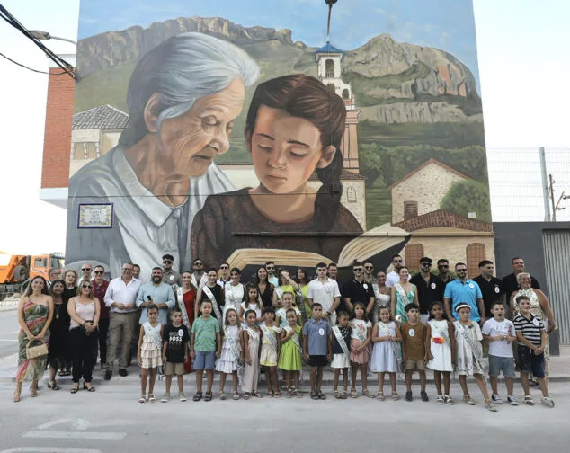 Imagen: Inauguración de la plaza Concepció Miquel Giner con los festeros y festeras del Verger 2024
