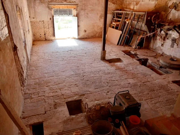 Ondara restaura el suelo del Molí Coví con la piedra original del histórico edificio 1 Imagen: Interior del Molí Coví de Ondara