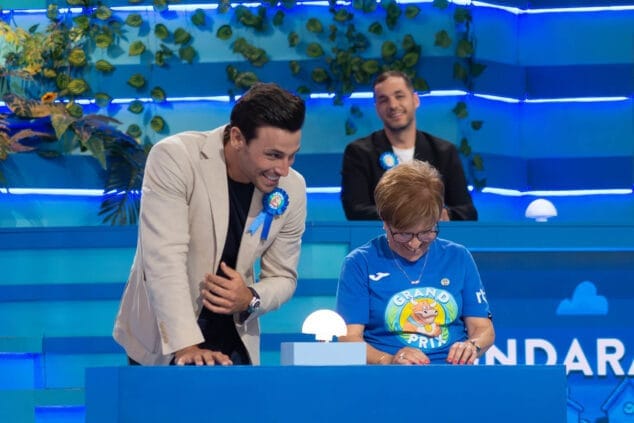 Imagen: Jaime Astrain con una vecina de Ondara en el Grand Prix