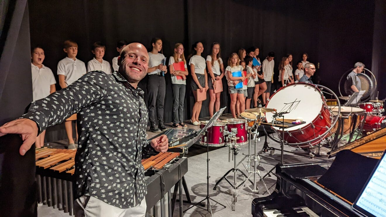 Javi Gil con alumnos de música de Pego