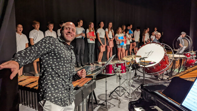 Imagen: Javi Gil con alumnos de música de Pego