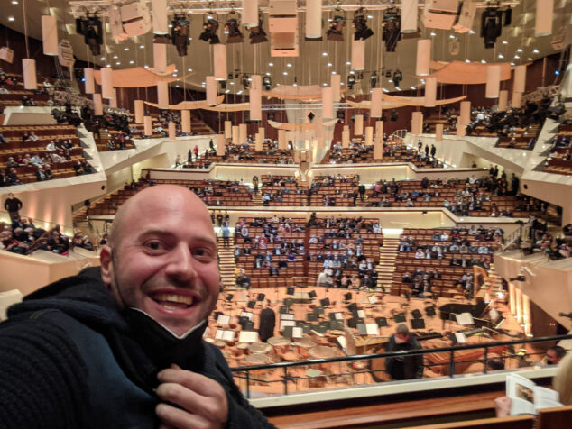 Imagen: Javi Gil en la sala del concierto de John Williams con la Filarmónica de Berlín